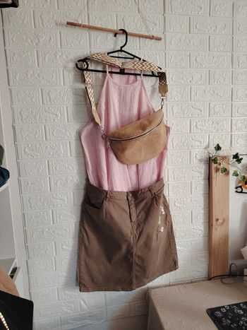 Ensemble jupe kaki, top rose et banane