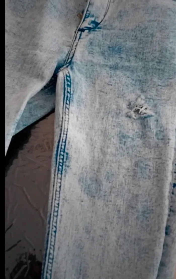 Très beau jean skinny troué aux genoux 9/10 ans - photo numéro 4