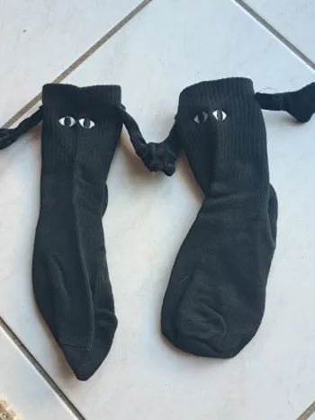1 paire noire chaussettes aimantées
