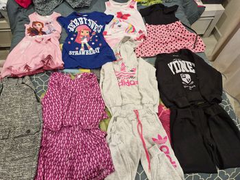 Lot de vêtements fille 7_8 ans- 135 pièces