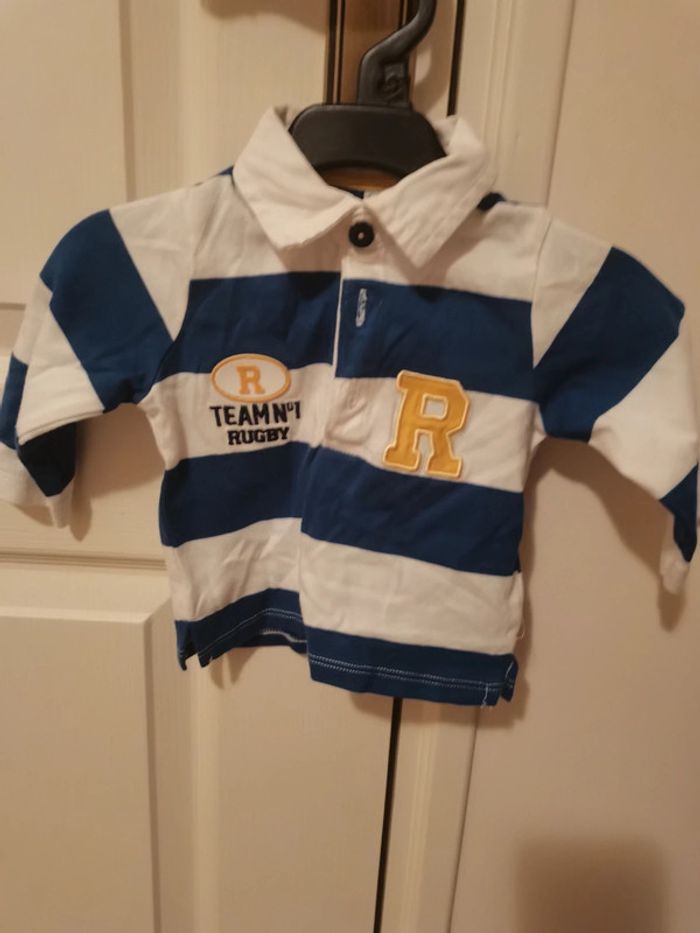 Polo rayé, imitations maillot de rugby. Blanc et bleu