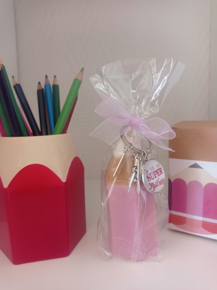 Crayon bougie + porte clefs Maîtresse Rose lavande