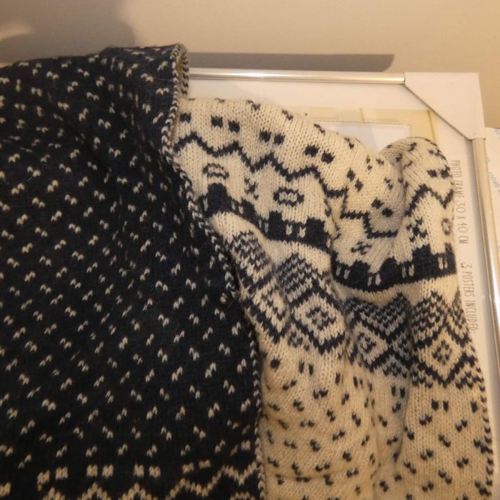 Écharpe en laine bleue et blanche à pompons neuve - photo numéro 4