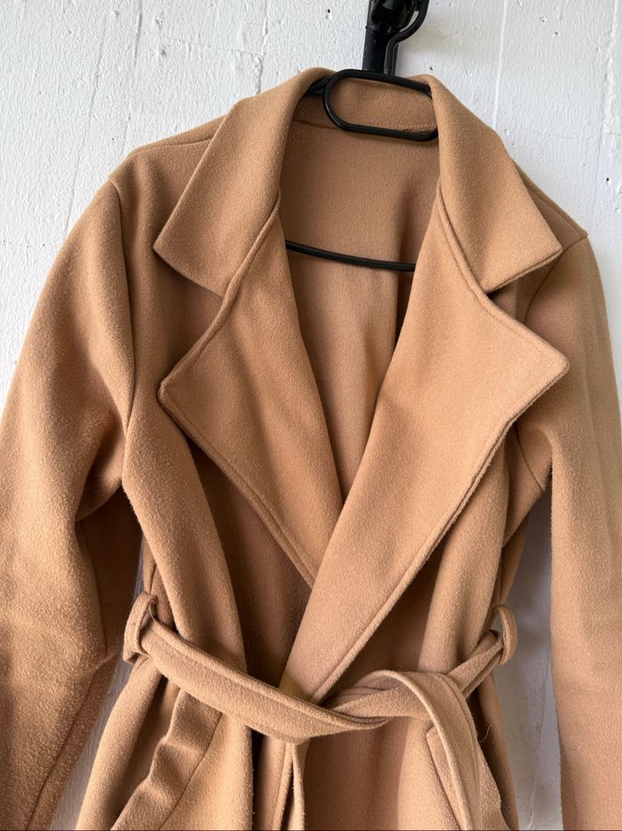 Elégante veste de style peignoir en camel, ceinturée à la taille. - photo numéro 8