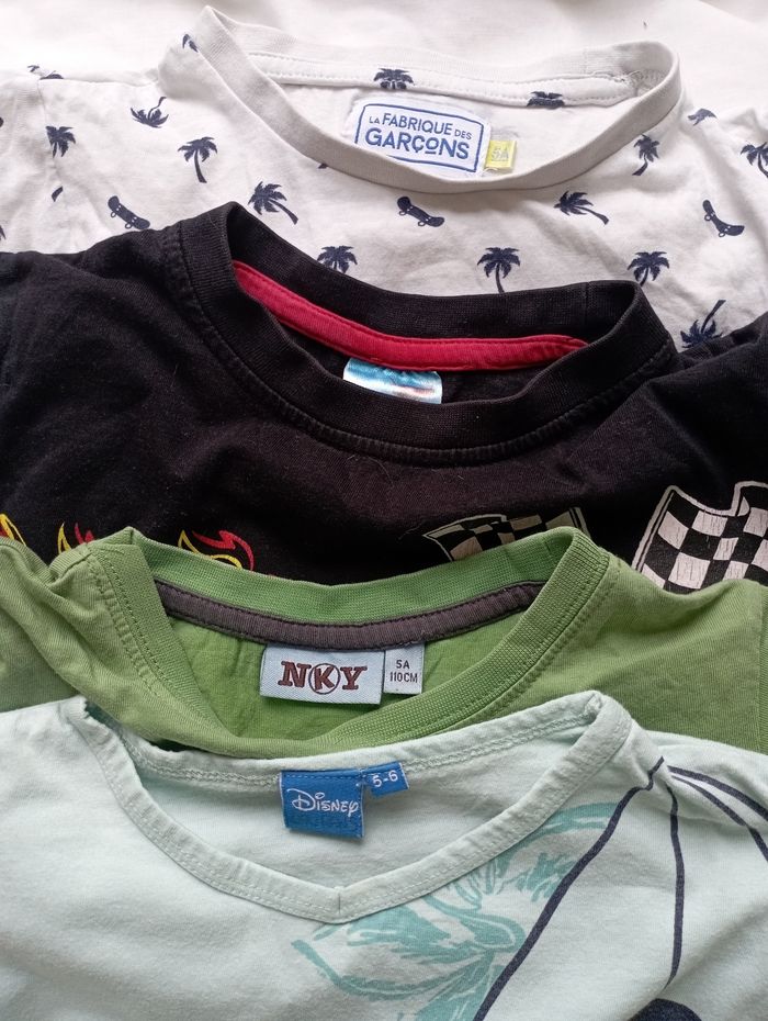 Lot 4 tee shirt manches courtes 5 ans marques diverses 6€ - photo numéro 2