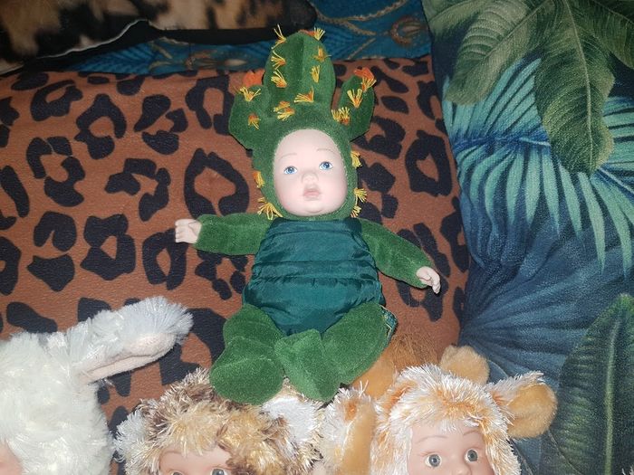 Lot Bébé poupée peluche collection vintage déguisé lapin chat mouton + Anne Geddes cactus - photo numéro 4