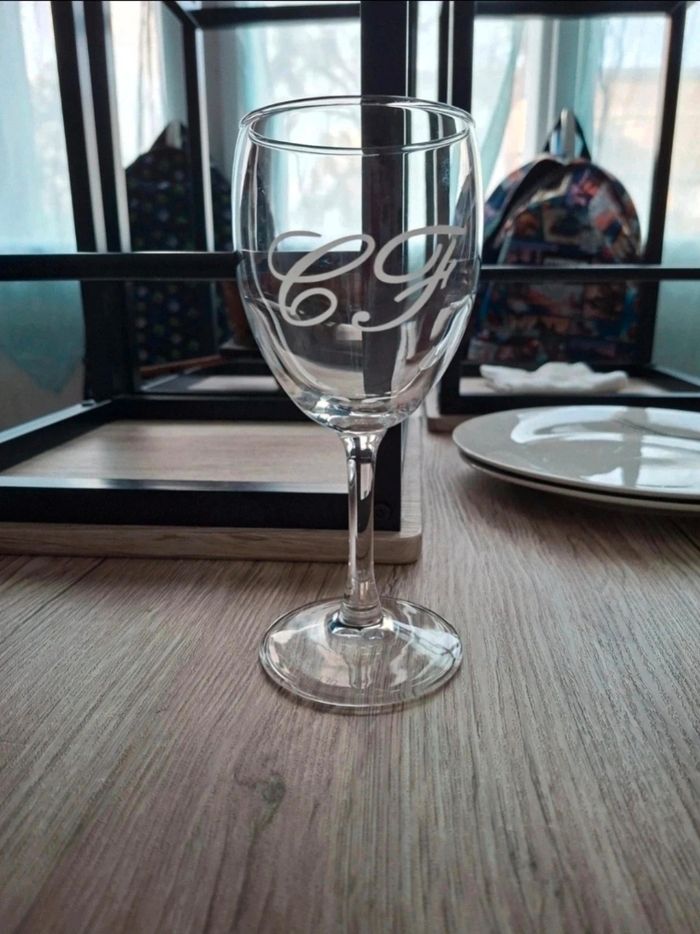 Grand verre à pied avec initiales CF