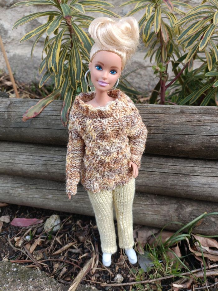 Pull et pantalon beige pour barbie
