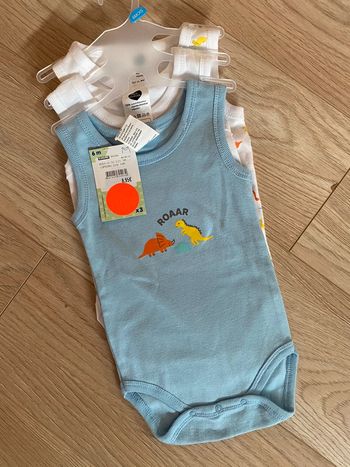 Lot de 3 bodys Sans manches neufs 6 mois