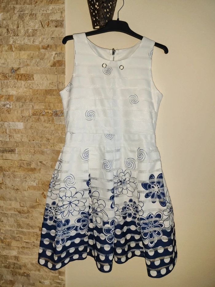 Jolie robe blanche et marine