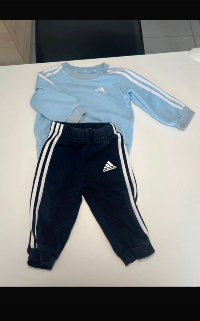 Ensemble Adidas bleu bébé (haut + pantalon)