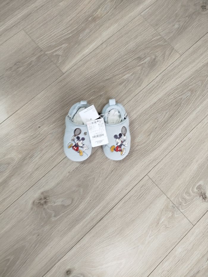 Chausson Mickey pointure 24 neuf