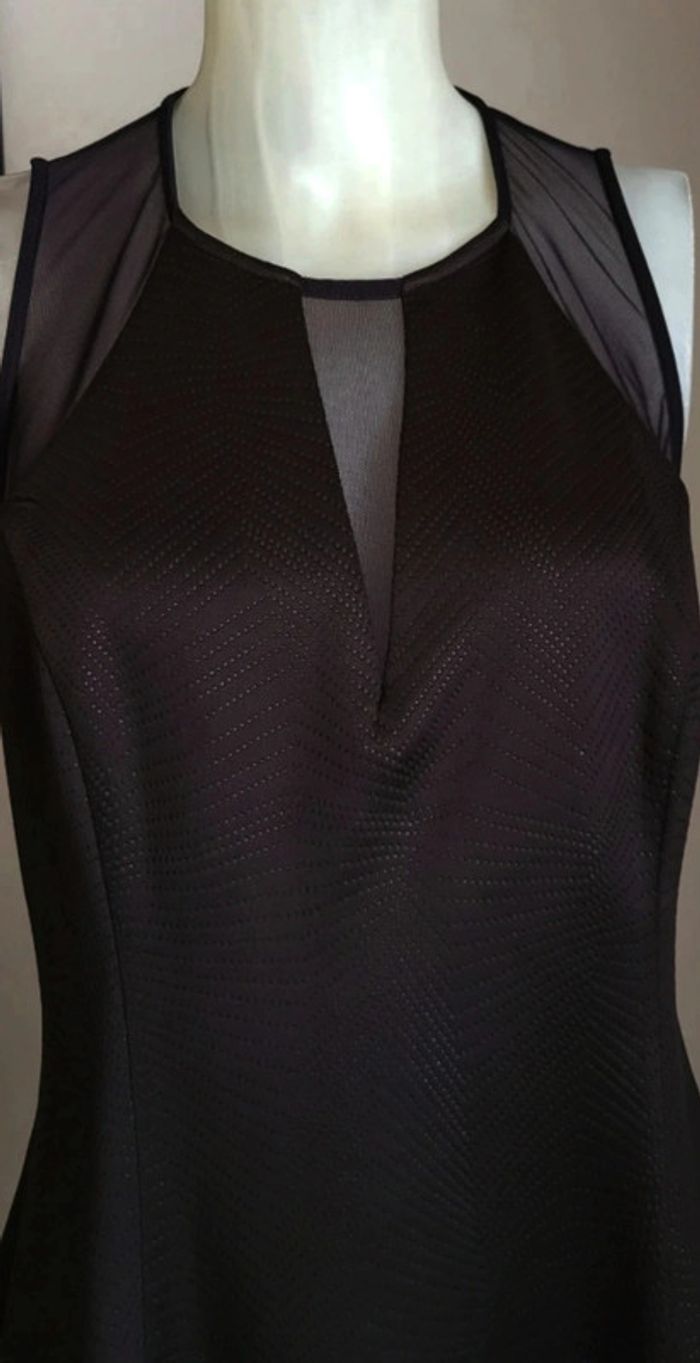 Robe ceintrée noire satinée avec plumetis. Décolleté et dos en voile. Guess XL/42. Neuve 🥰 - photo numéro 5