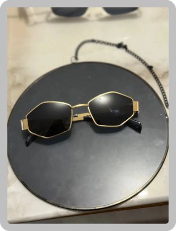 Lunette de soleil noire dorée