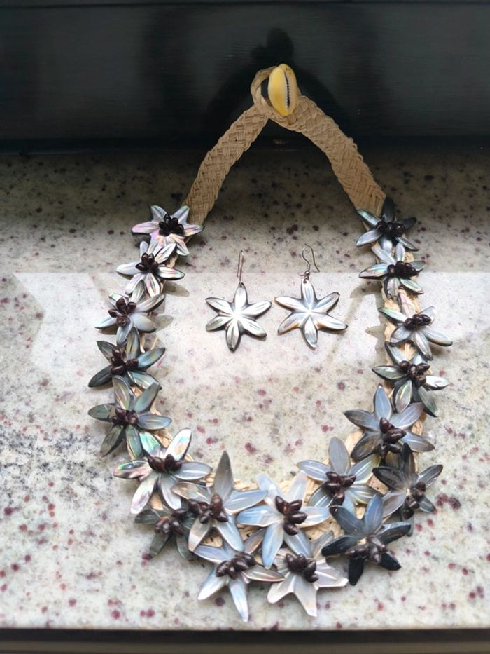 Bijoux collier et boucle d'oreille