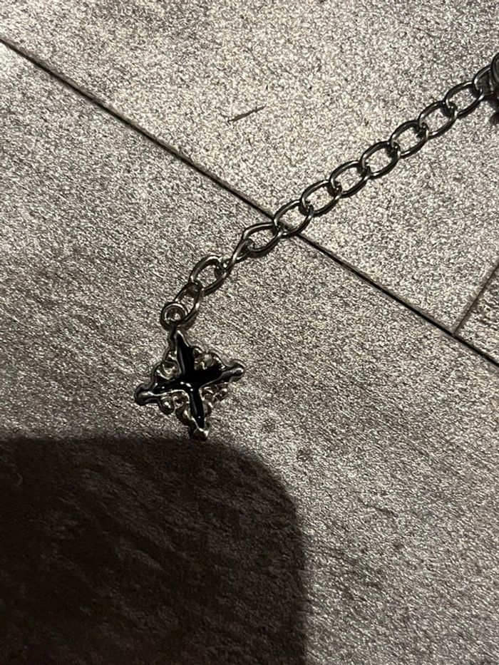Bracelet goth Y2K croix noire – style cyberpunk / grunge - photo numéro 4