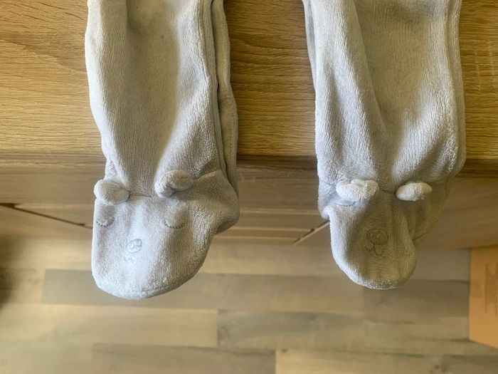 Pyjama blanc avec petits ours au pieds - photo numéro 2