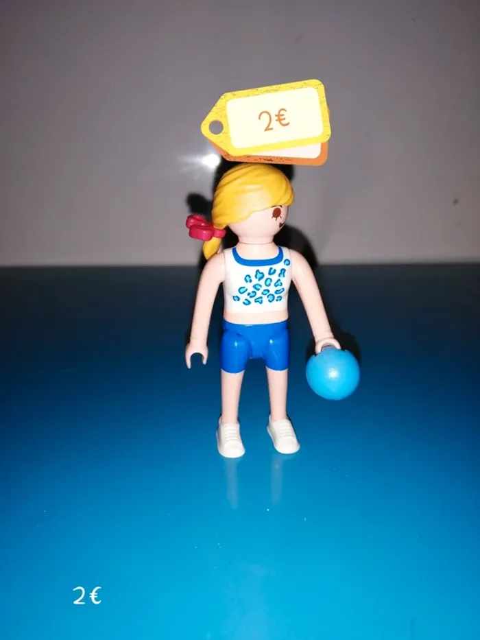 Thème* personnage & accessoires / surf - football - randonnée - voley - photo numéro 5