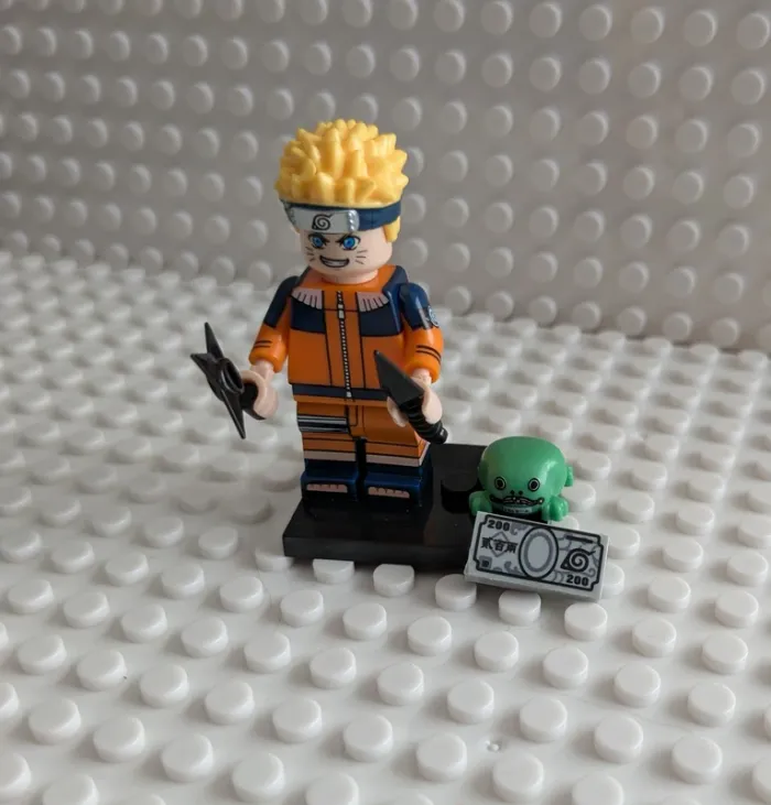 Figurine Naruto : Naruto Uzumaki avec son Gama-chan , style lego