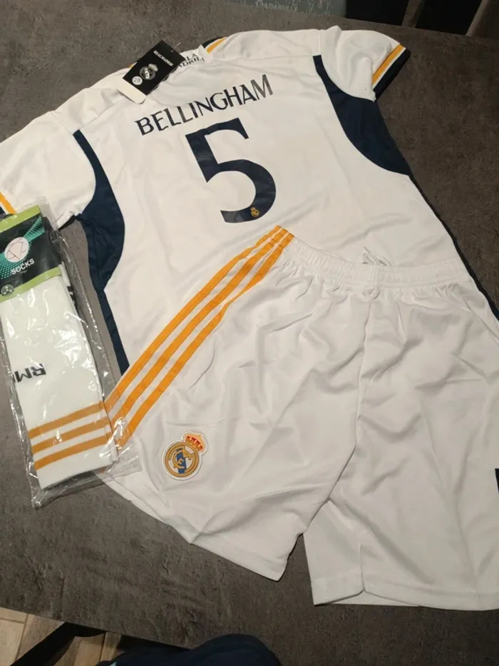 Tenue foot Real Madrid Jude Bellingham blanc. T.28