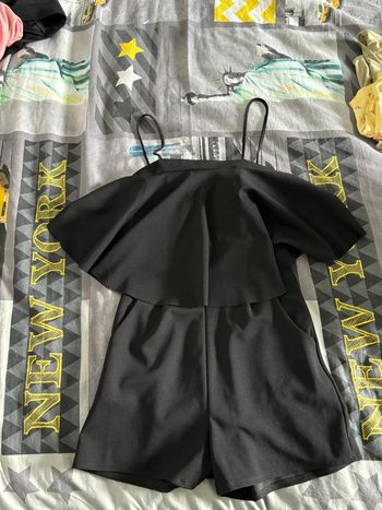 Combishort noir à volant et fines bretelles