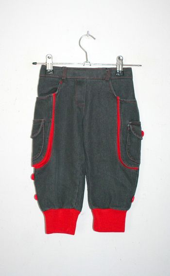 Pantalon gris foncé et rouge, taille 6 ans
