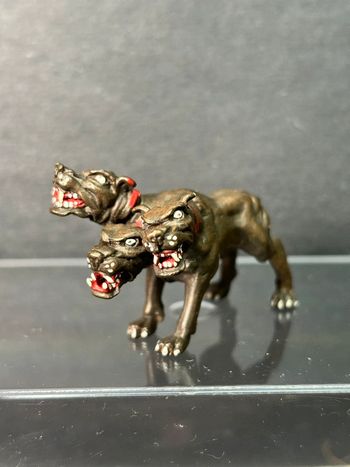 Petite figurine plastoy cerbère chien à trois têtes monstres mythique