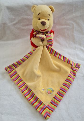 Doudou peluche ours winnie l'ourson avec mouchoir rayé abeille - Disney