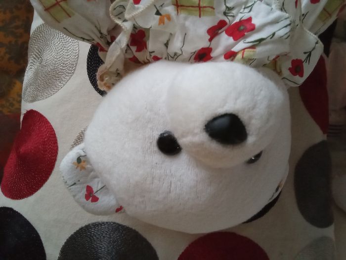 Doudou ours blanc Minouche vintage tissu blanc  imprimé de fleurs coquelicots rouges et des fleurs jaunes nez noir yeux dur noir - photo numéro 3