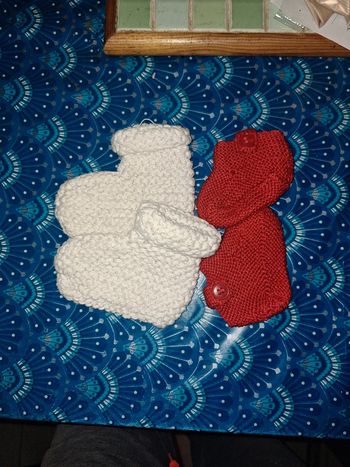 Chausson laine naissance rouge blanc cassé