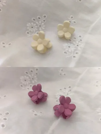 🌸 Lot de 4 mini pinces fleurs – Crème & Violet 🌸
