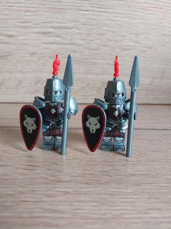 Figurines type lego 2 soldats chevaliers loups