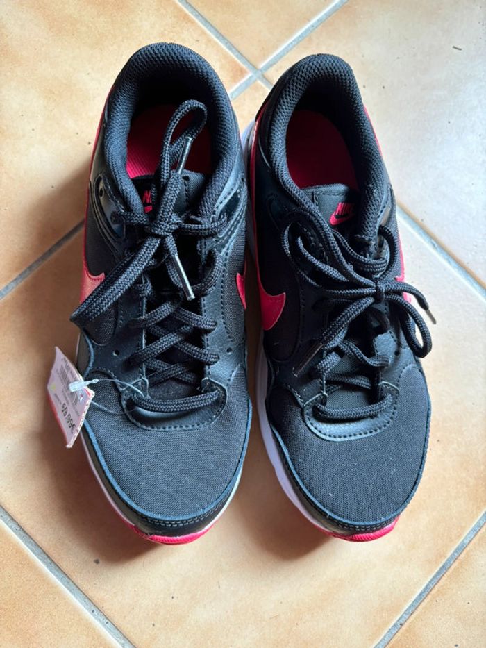 Belle paire de baskets Nike T. 36 fille neuves avec étiquette - photo numéro 3