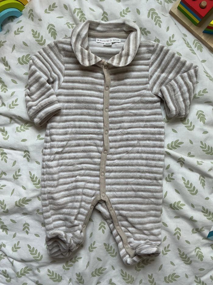 pyjama grenouillère en velours 1 mois rayé blanc et beige ouverture devant miracle of love - photo numéro 3