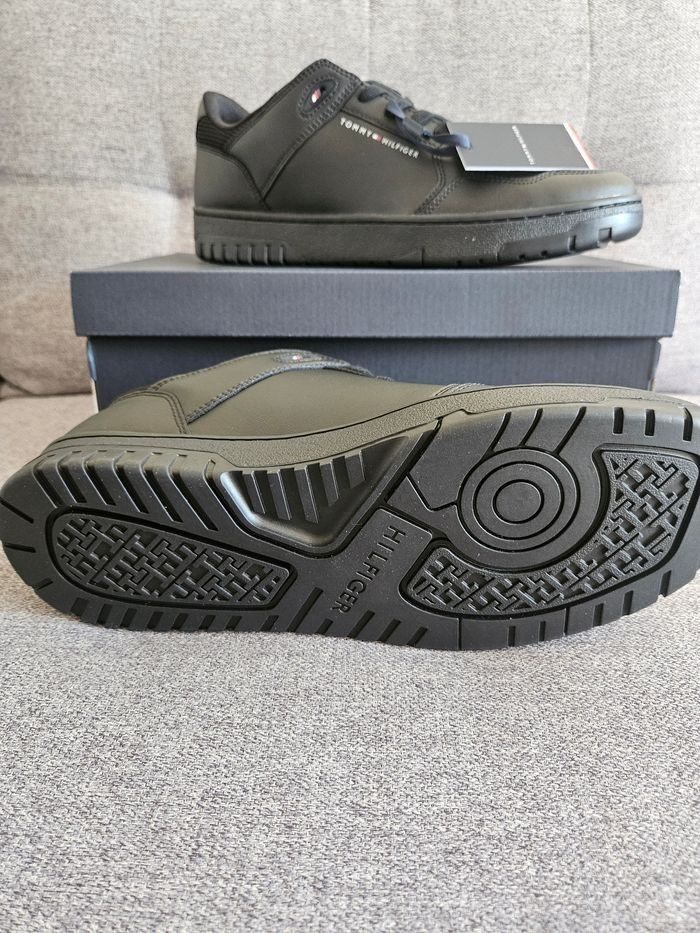 Basket homme Tommy hilfiger neuve
Taille 43 - photo numéro 3