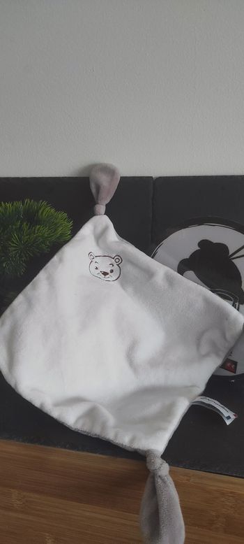 doudou plat mailou tradition blanc marron gris ours noeuds Ma0513cm Peluche