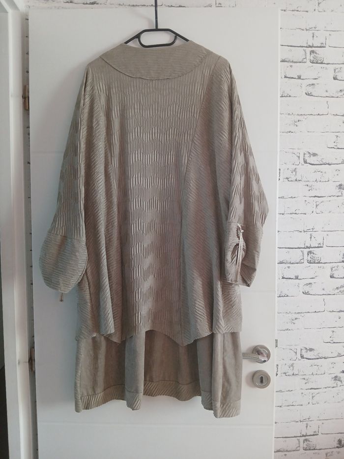 Ensemble veste + robe ONE O ONE
Taille 50
Porté 1 fois 
Robe col en V - manche courte
Veste manche 3/4 - photo numéro 2