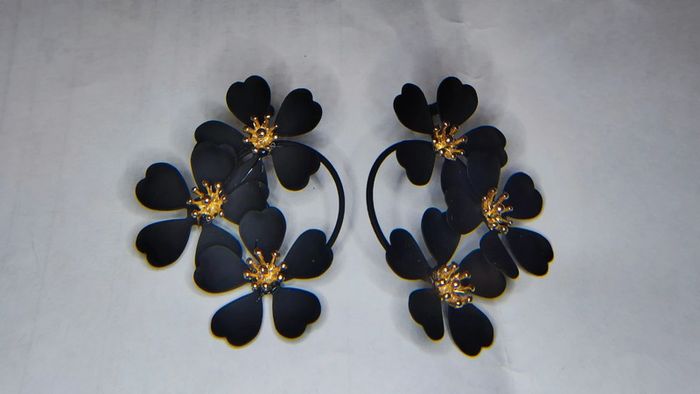 Boucles d'oreilles noires mat