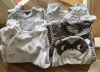 Lot de 4 grenouillères / pyjamas taille 1 mois