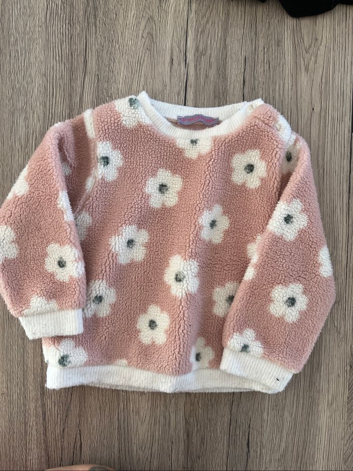 Pull rose motif fleurs 3 ans