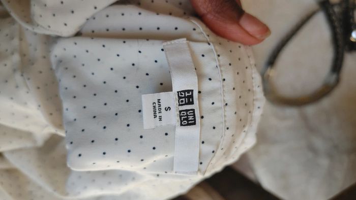 Chemise sans manche à pois noir sur fond blanc noué à la taille - photo numéro 13