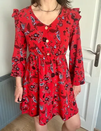 Magnifique robe rouge à fleurs fluide & cintrée