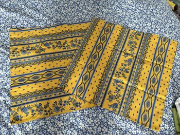 taie oreille jaune et bleu