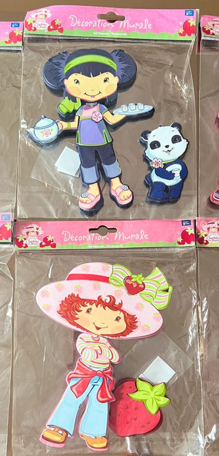 Stickers décoration murale Charlotte aux Fraises et ses amies - photo numéro 2