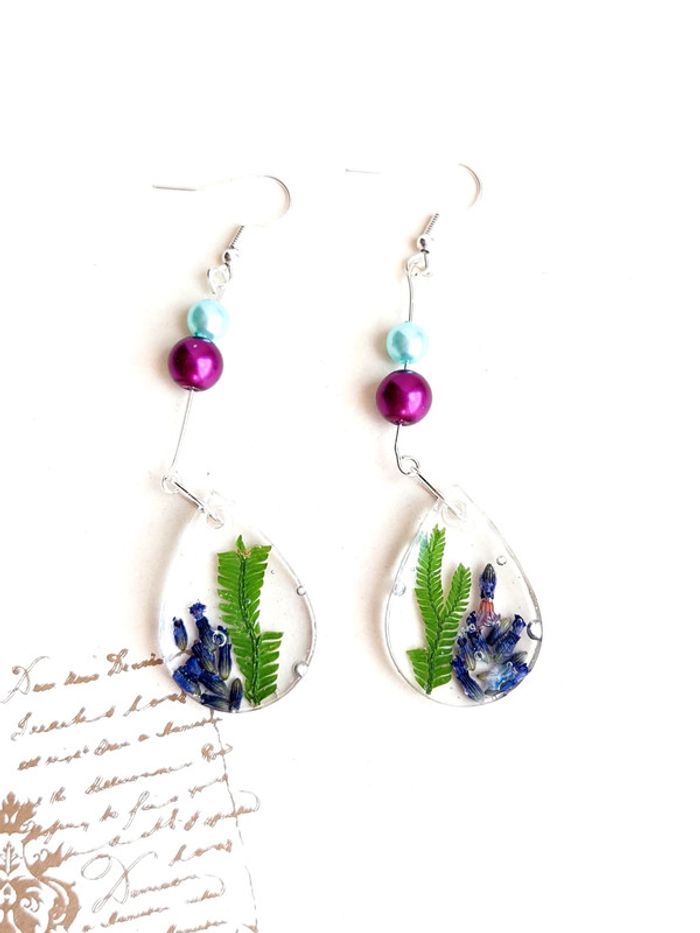 Magnifique paire de boucles d'oreilles pendantes en résine - photo numéro 5