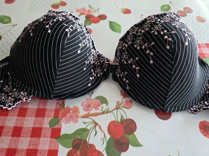 ENSEMBLE SOUTIEN-GORGE ET BOXERS SHORTY NOIR/ROSE TAILLE 38/40 95C LE SHORTY MARQUE C&A - photo numéro 2