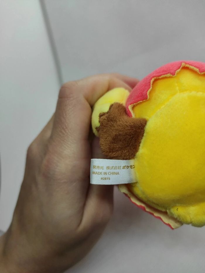 Plush pokémon édition limitée Pikachu red gyarados shiny poncho 2015 - photo numéro 7