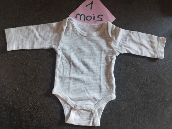 Lot bodies "toujours dans la lune" 1 mois - photo numéro 7