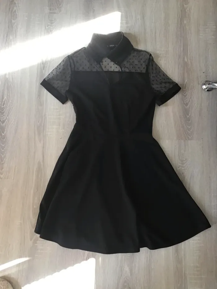 Robe noire épaules en dentelle