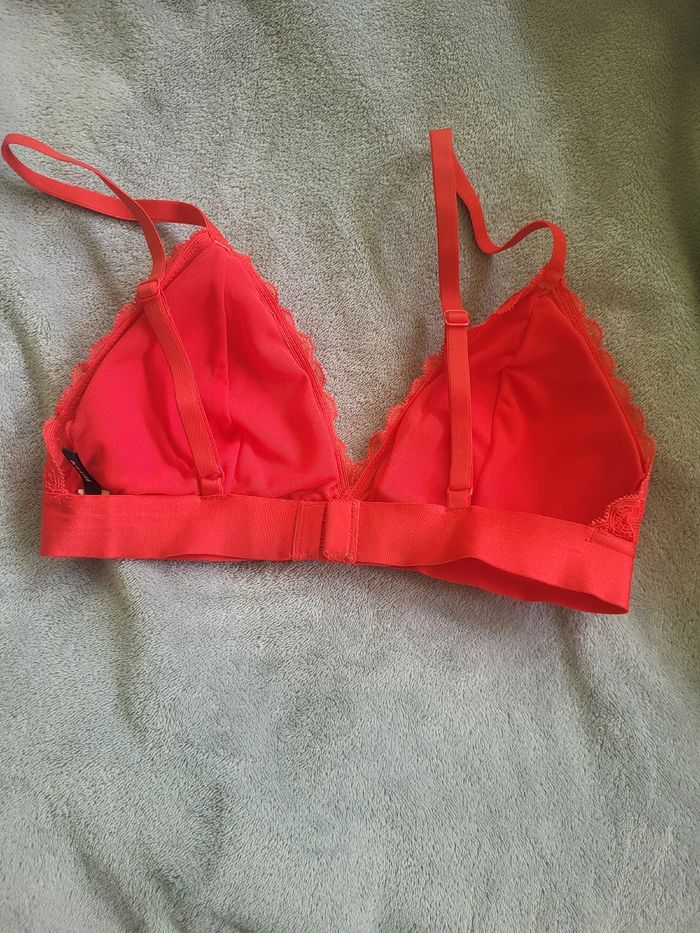 Soutien-gorge rouge - photo numéro 3